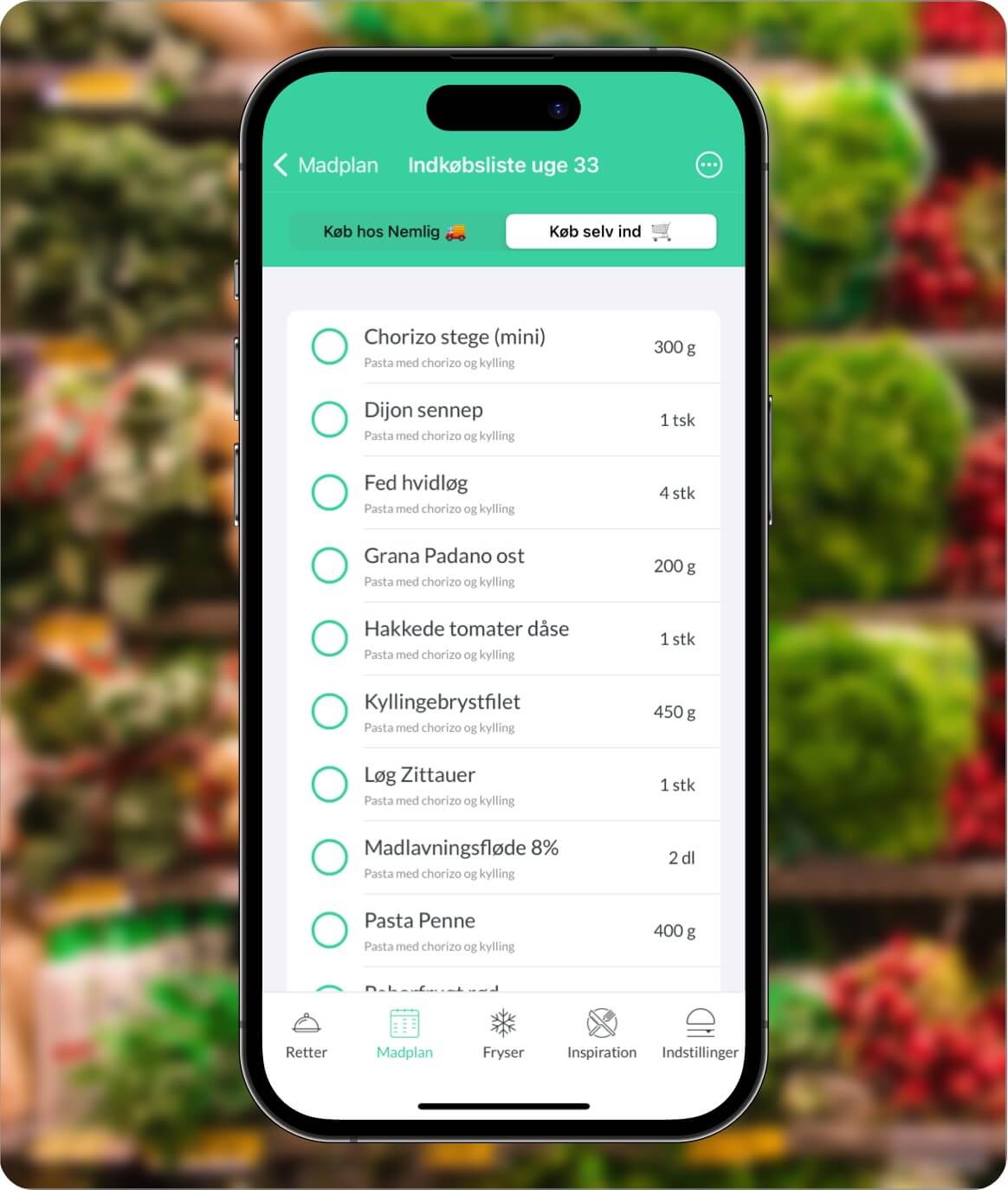 I Nem Madplan-appen er der en intelligent indkøbsliste, hvor alle ingredienserne fra de retter, du har oprettet i appen og fordelt på din madplan, automatisk bliver overført til indkøbslisten, så du kan tage den med ud og handle eller købe dine varer online.