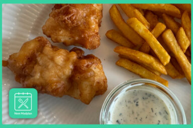 Fish and chips med pomfritter og tartare sauce