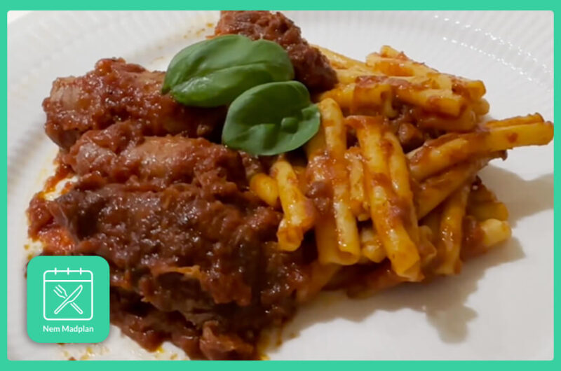 Ragu alle napoletana med svinekæber og pasta