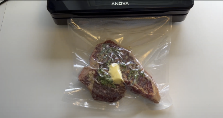 Billede viser en T-bone steak der er vakuumpakket og klar til sous vide