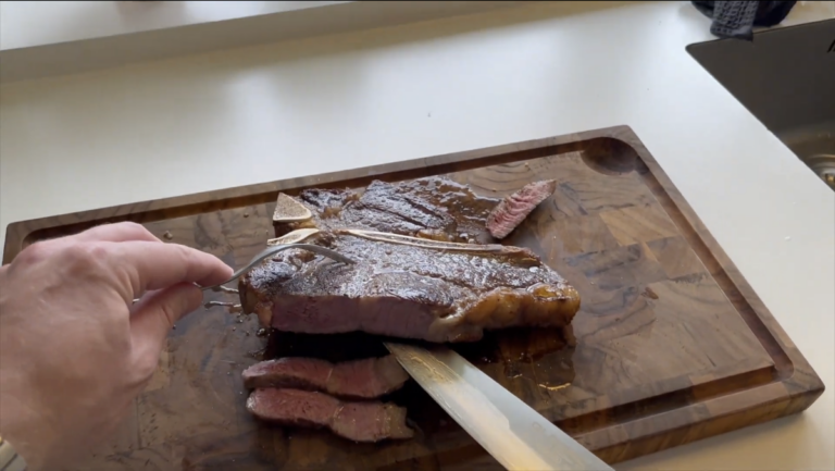 Billede viser en udskåret T-bone steak