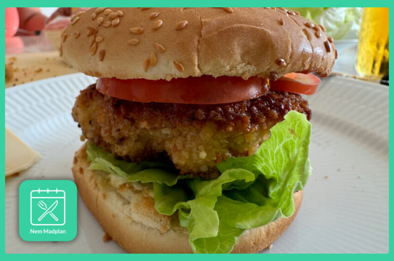 Kyllingeburger med hjertesalat og tomat i en hamburgerbolle.