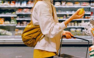 Vigo shopper dagligvarer i Rema 1000