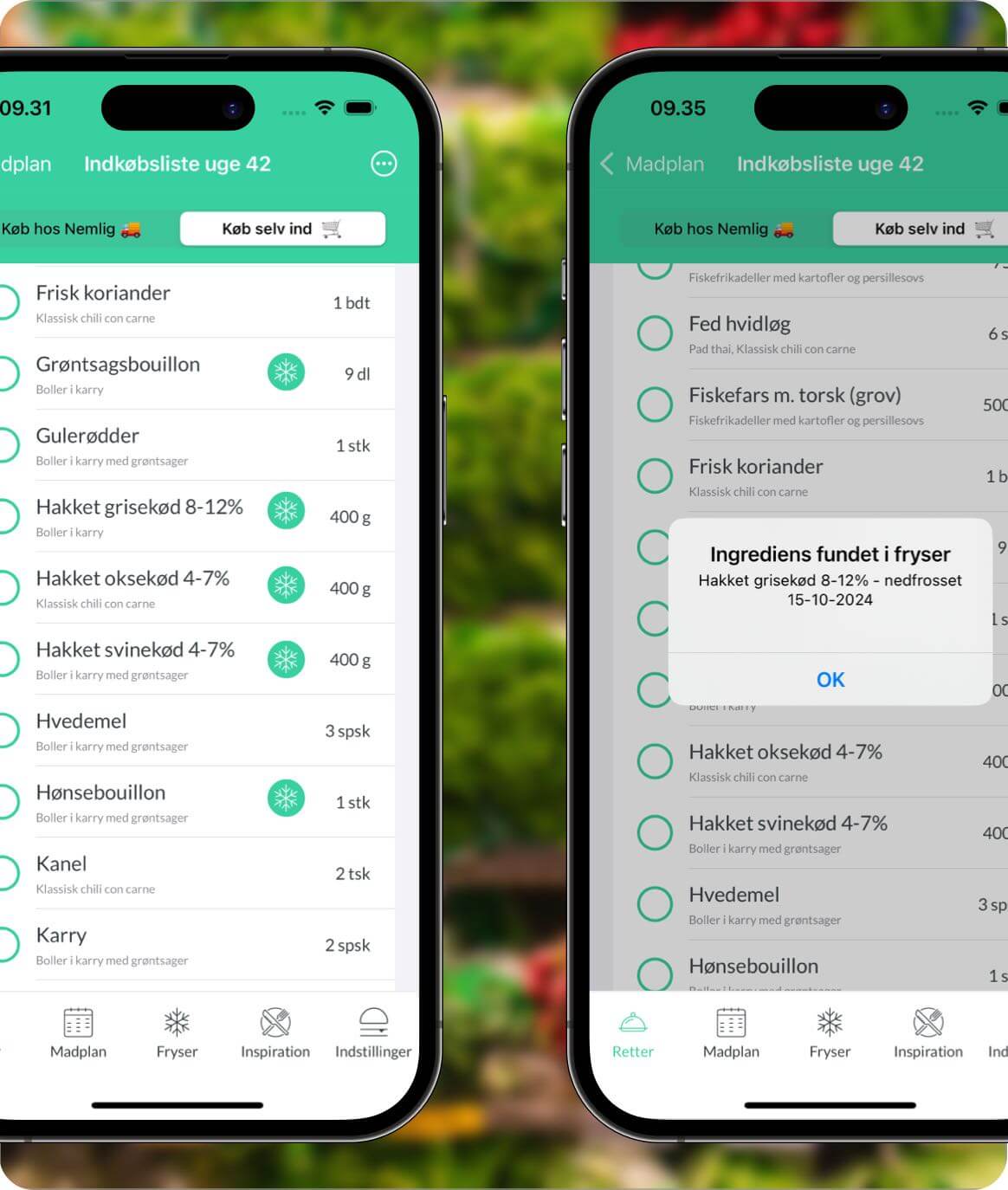Skærmbillede af en indkøbsliste i appen, hvor flere ingredienser har et grønt fryserikon ved siden af deres navn; et andet skærmbillede viser en pop-up med detaljer om ingrediensen fra fryseren, når ikonet trykkes.