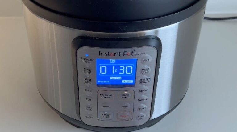 Trykkoger (Instant Pot) indstillet til 1 time og 30 minutter tilberedningstid.