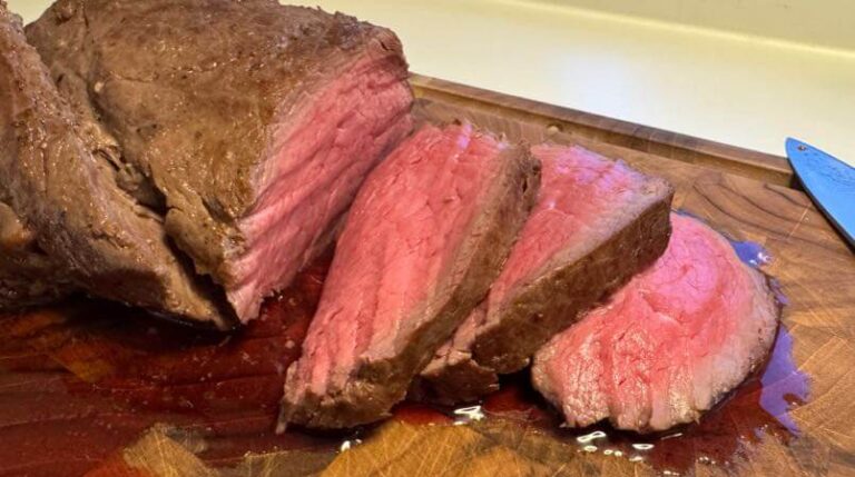 Oksemørbrad sous vide skåret i skiver: Skiver af oksemørbrad tilberedt sous vide, rosa i midten og klar til servering.