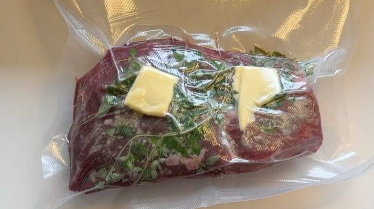 t5.tOksemørbrad i vakuumpose til sous vide: Oksemørbrad vakuumpakket med smør, frisk timian og hvidløg, klar til sous vide-vandbad.