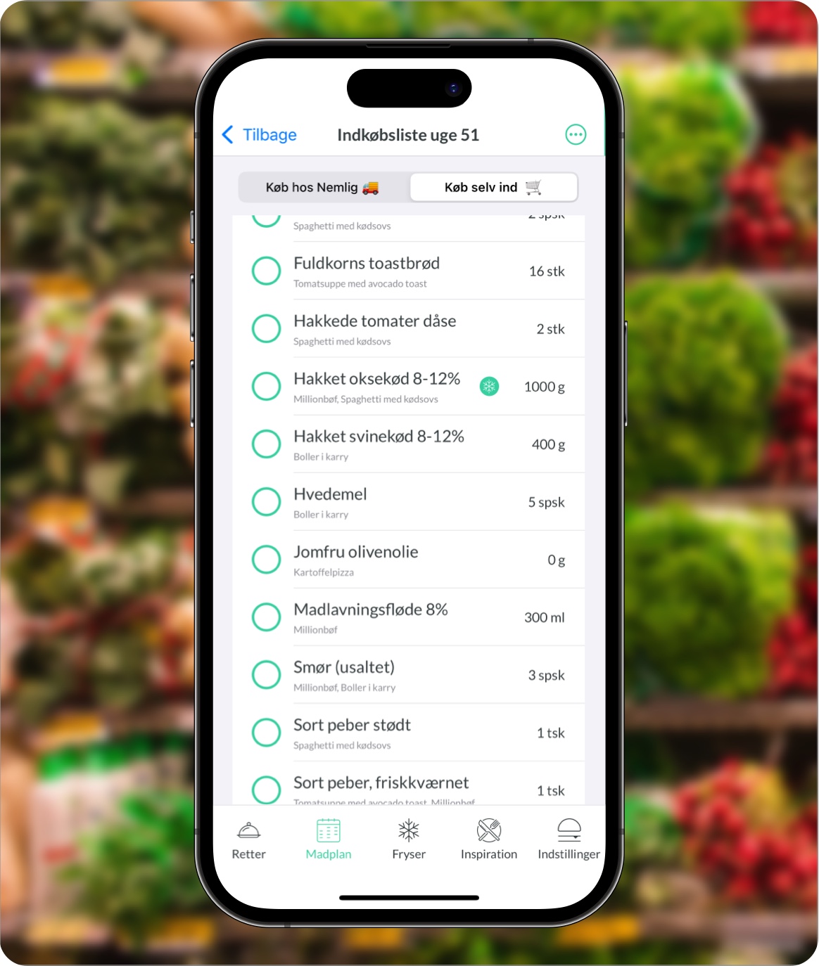 I Nem Madplan-appen er der en intelligent indkøbsliste, hvor alle ingredienserne fra de retter, du har oprettet i appen og fordelt på din madplan, automatisk bliver overført til indkøbslisten, så du kan tage den med ud og handle eller købe dine varer online.