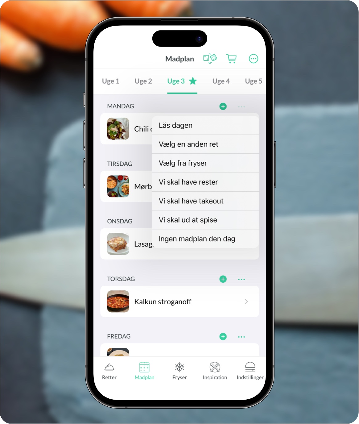 Du kan redigere din madplan lige som du har lyst til i Nem Madplan appen. Vælg om dagen skal låses, så du kan kaste terningerne igen og få ny inspiration. Vælg fra fryser hvis du vil have noget fra fryseren på din madplan. Eller vælg Ingen madplan den dag, hvis du sporadisk vælger at lave noget andet. Billedet viser alle de muligheder du har.