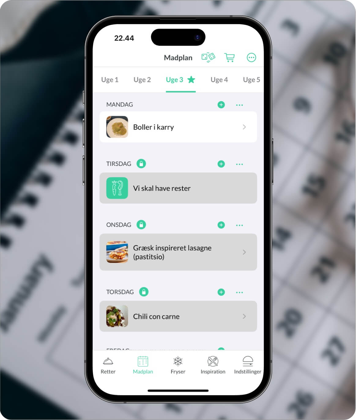 Du fordeler dine retter ved hjælp af et klik under Madplan i appen. Her kan du efterfølgende låse dine retter, vælge andre eller vælge noget helt andet, som f.eks. 'Vi skal ud og spise'. Du kan også vælge at tilføje flere retter til den samme dag, så du også kan planlægge børnenes madpakker eller frokost. Nem Madplans ugeplanlægger er ekstremt fleksibel.