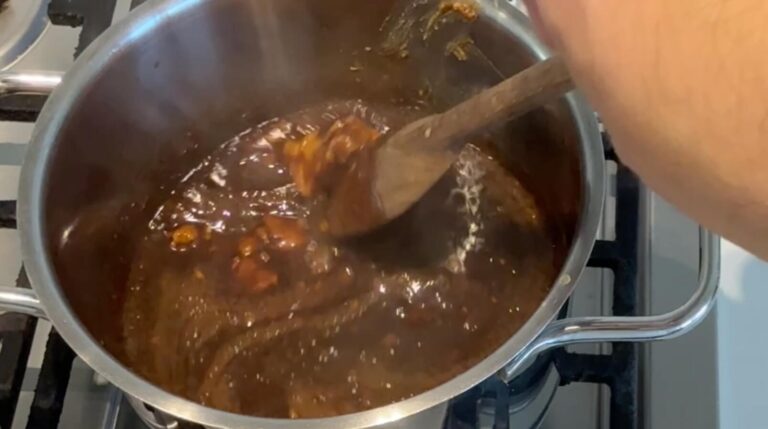 Alle ingredienser samlet i gryden til peanut hoisin sauce før opkog