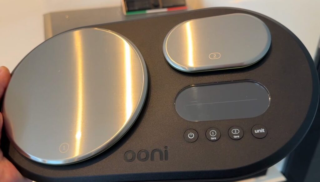 Digital vægt til præcis vejning af ingredienser til pizzadej