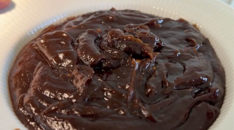 Færdig peanut hoisin sauce med blank og cremet konsistens klar til servering