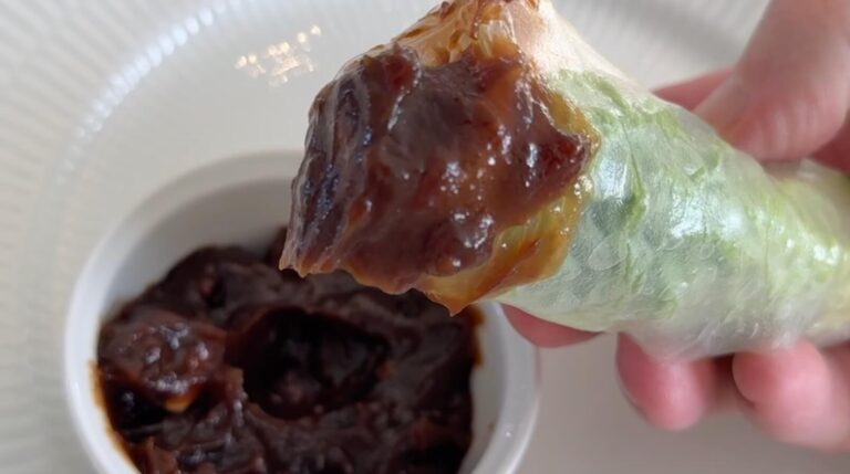 Vietnamesisk forårsrulle dyppes i cremet peanut hoisin sauce serveret som dip