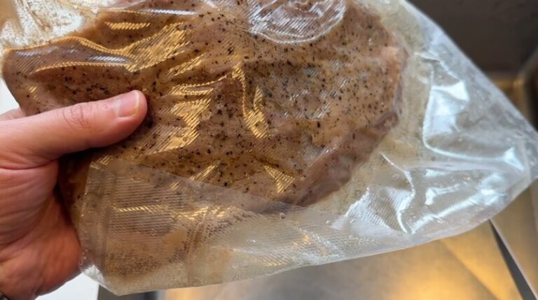 iberico-pluma-efter-sous-vide-i-vakuumpose Iberico Pluma tilberedt sous vide ved 56 grader, stadig i vakuumpose inden stegning.