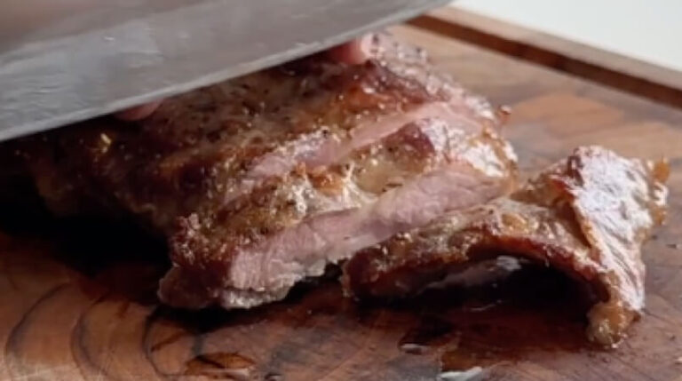 iberico-pluma-faerdig-rosa-resultat Saftig Iberico Pluma med rosa kerne efter sous vide og stegning.