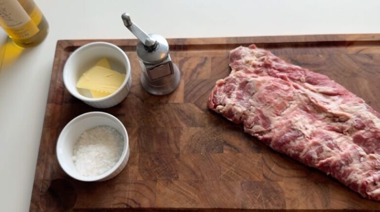 iberico-pluma-ingredienser-klar Ingredienser til Iberico Pluma sous vide med salt, peber, smør og olie.