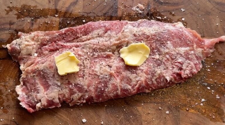 iberico-pluma-med-smor-salt-og-peber Iberico Pluma krydret med salt og peber og toppet med smør.