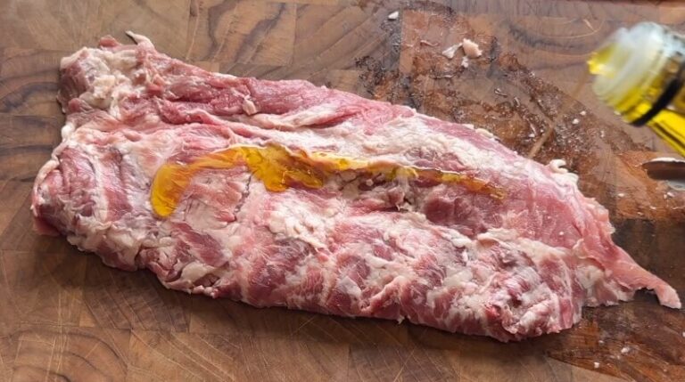 iberico-pluma-smores-ind-i-olie Rå Iberico Pluma smøres ind i olie inden krydring.