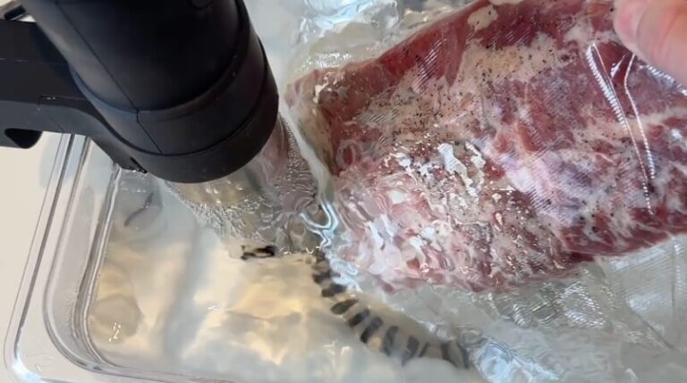 iberico-pluma-sous-vide-vandbad Iberico Pluma tilberedes i sous vide-vandbad ved 56 grader.