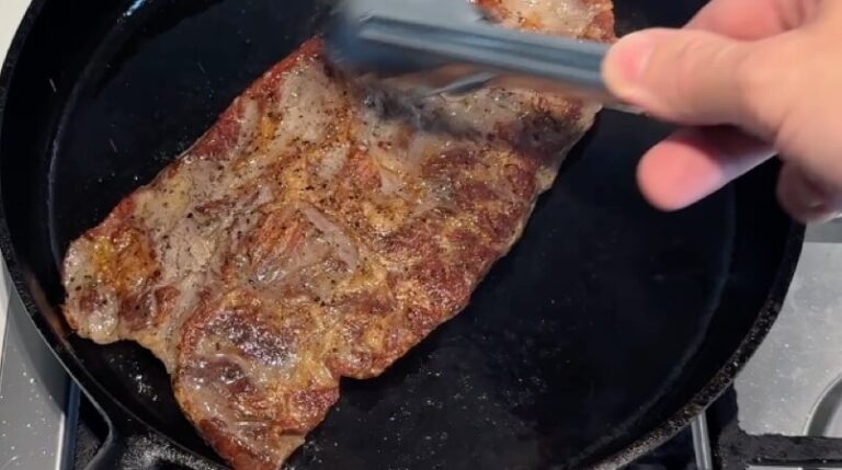 iberico-pluma-steges-paa-pande Iberico Pluma steges hurtigt på pande for at få stegeskorpe.