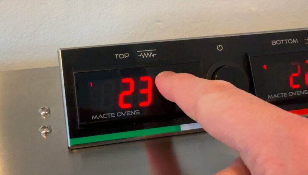 Indstilling af temperatur på Macte Voyager Twin Advanced pizzaovn hvor display viser 1SP for justering af topvarme
