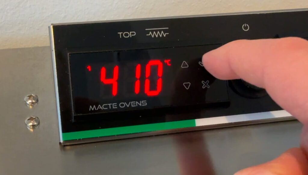 Justering af topvarme til 410 grader på Macte Voyager Twin Advanced pizzaovn med separat temperaturstyring