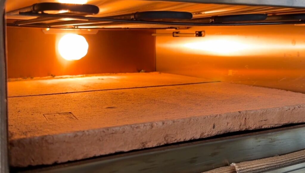 Biscotto sten i Macte Voyager Twin Advanced pizzaovn under opvarmning med 500 grader topvarme til napolitansk pizza