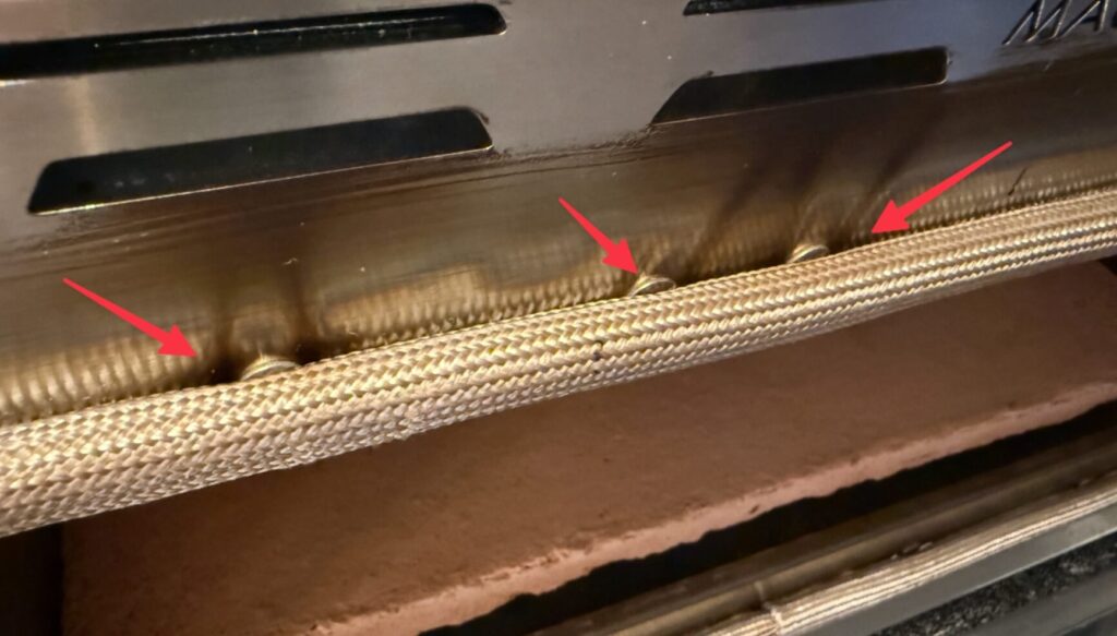 Detalje af låge og isoleringsslange på Macte Voyager Twin Advanced hvor mindre varmetab kan ses omkring skruerne