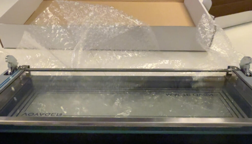 Montering af låge på Macte Voyager Twin Advanced pizzaovn under opsætning før første opvarmning