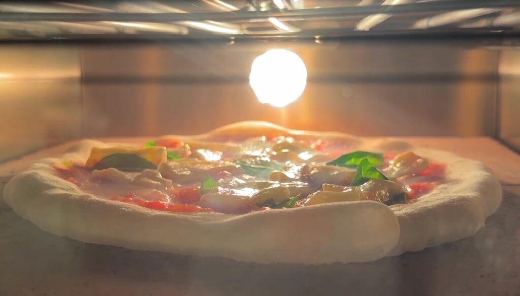 Napolitansk pizza bagt ved 500 grader i Macte Voyager Twin Advanced pizzaovn med luftig kant og smeltet mozzarella