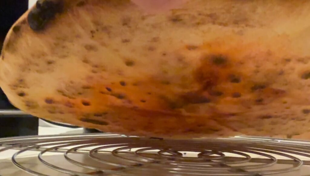 Sprød pizzabund med leopardpletter bagt på biscotto sten i Macte Voyager Twin Advanced ved 500 grader