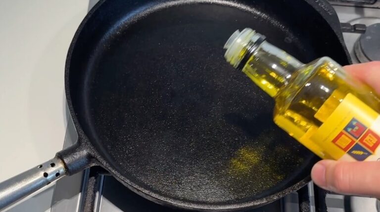 olie-paa-varm-pande Rapsolie hældes på varm pande inden stegning.