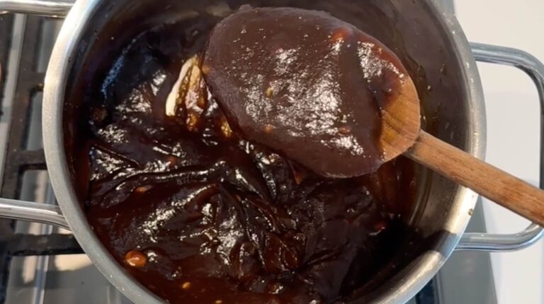 Peanut hoisin sauce koger ind og røres til en tyk og cremet konsistens