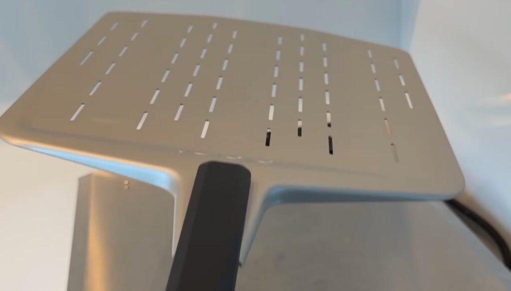 Perforeret pizzaspade med huller til brug i pizzaovn ved 500 grader for at fjerne overskydende mel