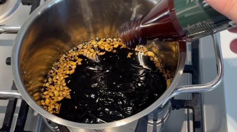 Hoisin sauce tilsættes gryden sammen med svitsede hvidløg