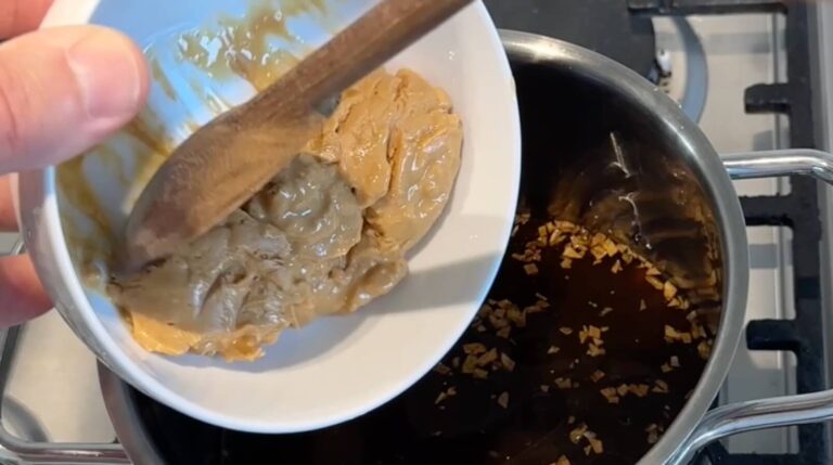 Cremet peanutbutter tilsættes hoisin sauce for en fyldig peanut hoisin sauce