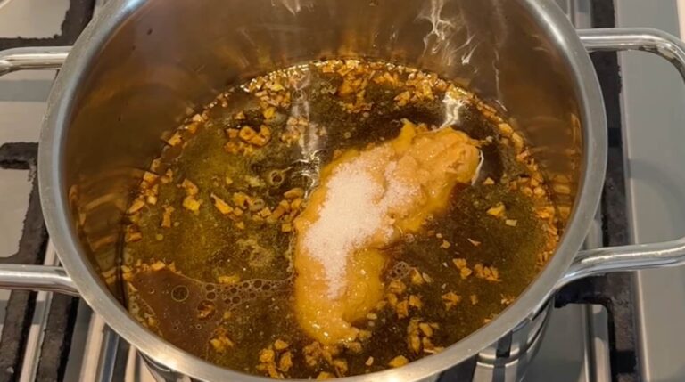  Sukker tilsættes peanut hoisin sauce for at balancere smagen