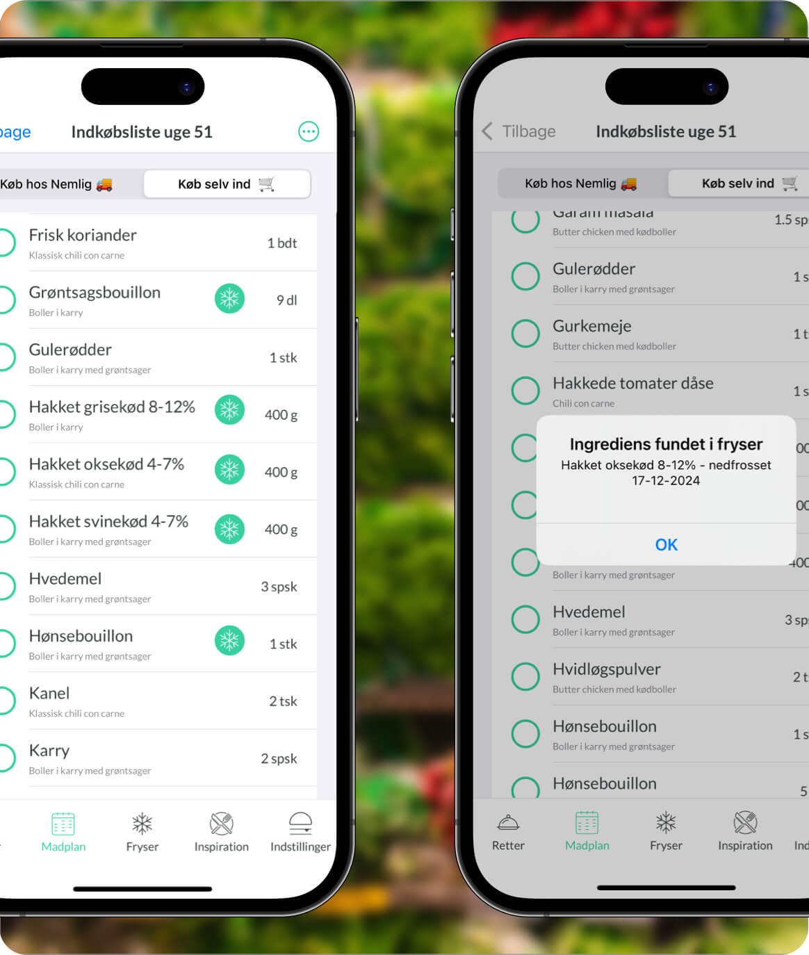 Skærmbillede af en indkøbsliste i appen, hvor flere ingredienser har et grønt fryserikon ved siden af deres navn; et andet skærmbillede viser en pop-up med detaljer om ingrediensen fra fryseren, når ikonet trykkes.