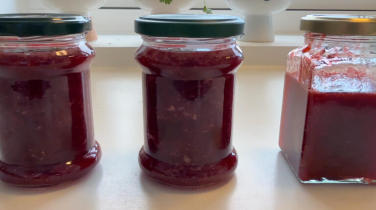 Færdig hjemmelavet jordbærmarmelade på glas klar til opbevaring
