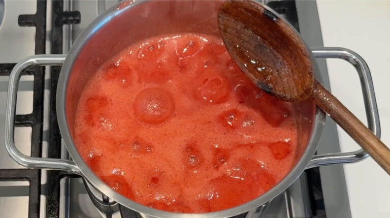 Jordbærmarmelade koger i gryde under omrøring