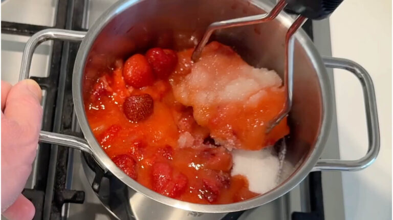 Jordbær moses i gryde under tilberedning af jordbærmarmelade