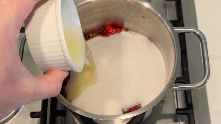 Jordbær, sukker og citronsaft tilsættes i gryde til jordbærmarmelade