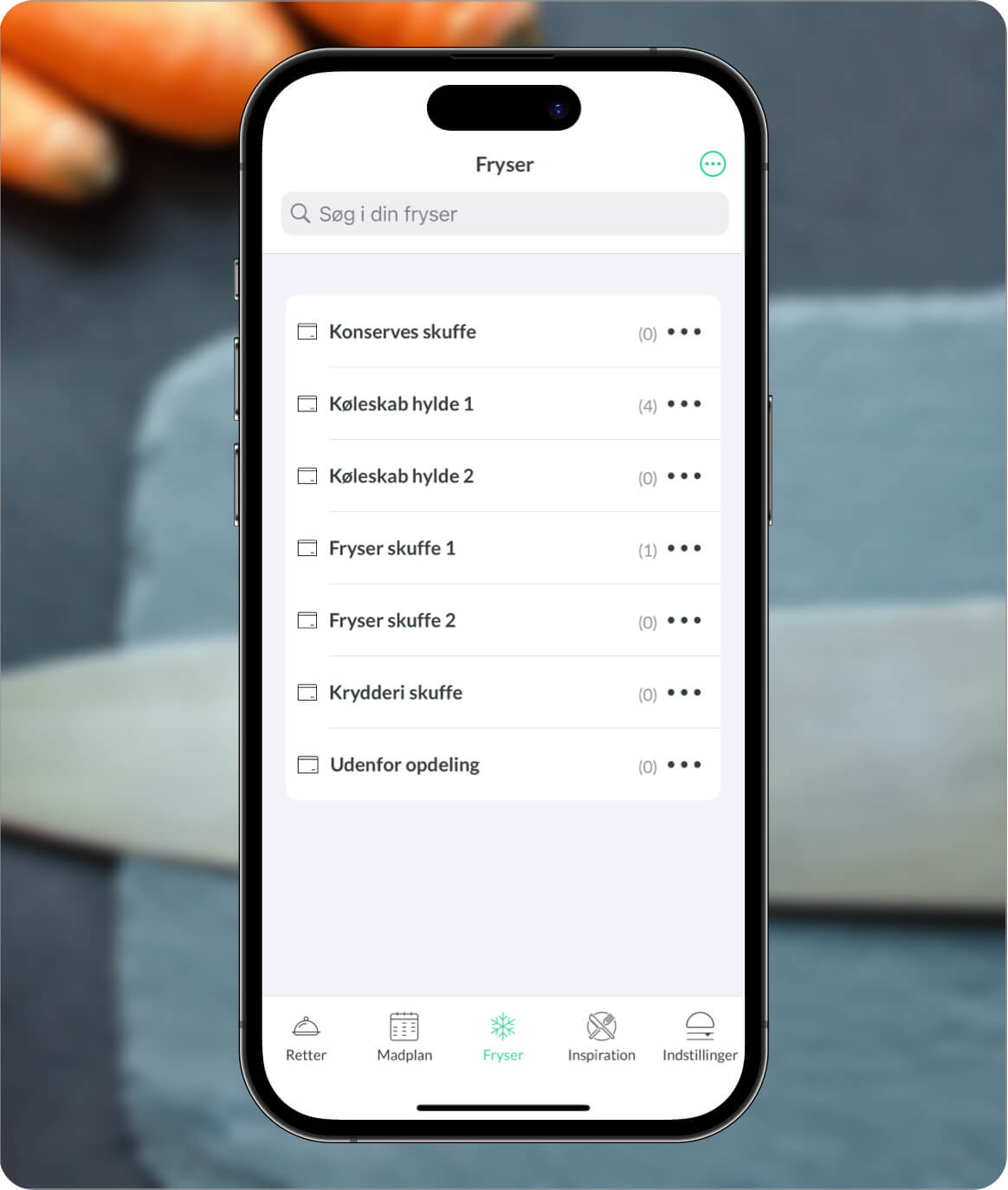 Skærmbillede af fryseroversigten i appen med alternative opdelinger som “Køleskab hylde 1”, “Køleskab hylde 2”, “Krydderiskuffe” og “Konservesskuffe”.