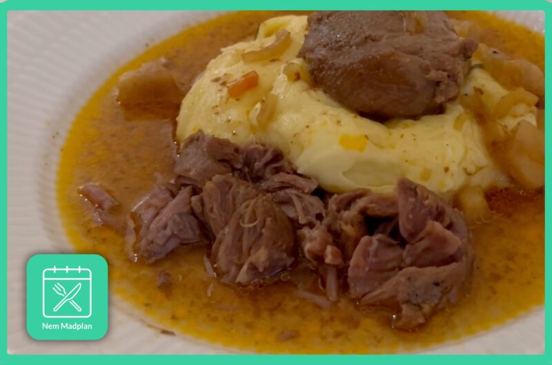 Ølbraiserede svinekæber i trykkoger serveret med kartoffelmos og fyldig sauce