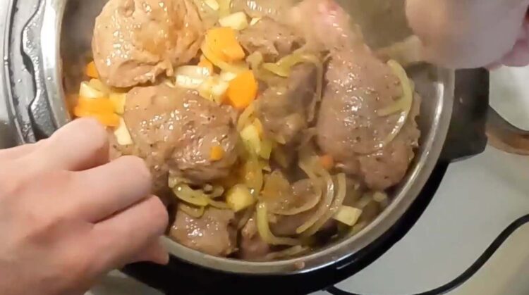 Tilsæt svinekæber og bland det hele sammen