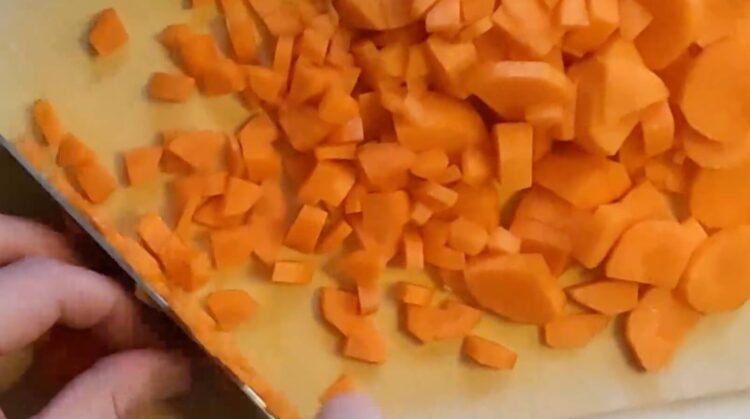 Skær gulerødder i skiver/tern