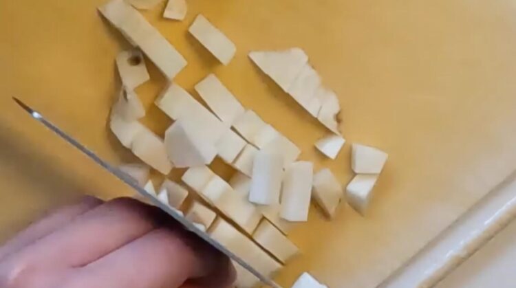 Skær knoldselleri i tern