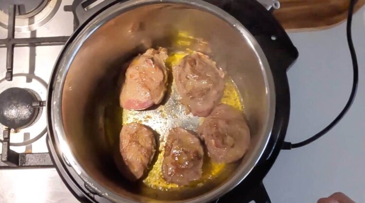 Svinekæberne er brunet og klar