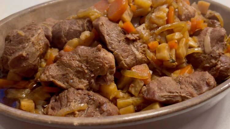 Ølbraserede svinekæber – klar til servering